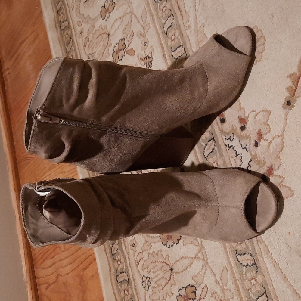 Indigo Rd. Taupe Suede Booties